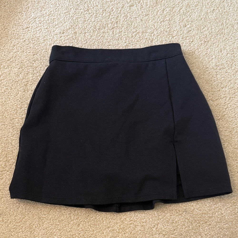 Hollister Black Ultra High-Rise Skort (built in shorts but looks like skirt)
